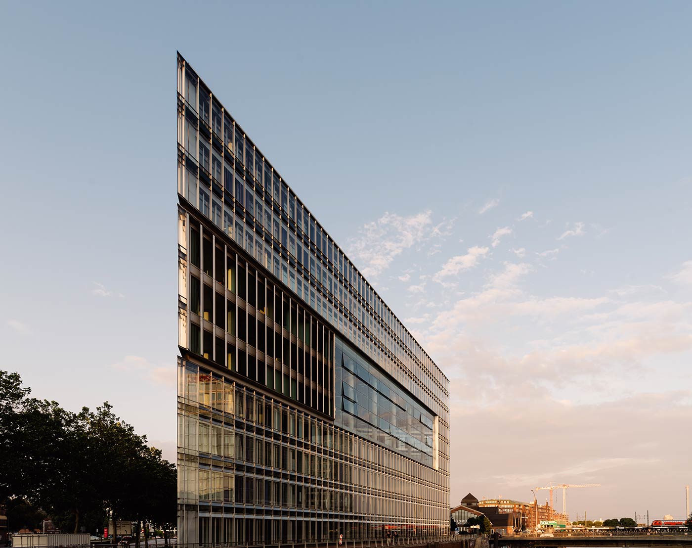 deichtor-office-building-in-the-port-of-hamburg-designed-by-hadi-teheran-architect-germany-deichtor_t20_vREOrG